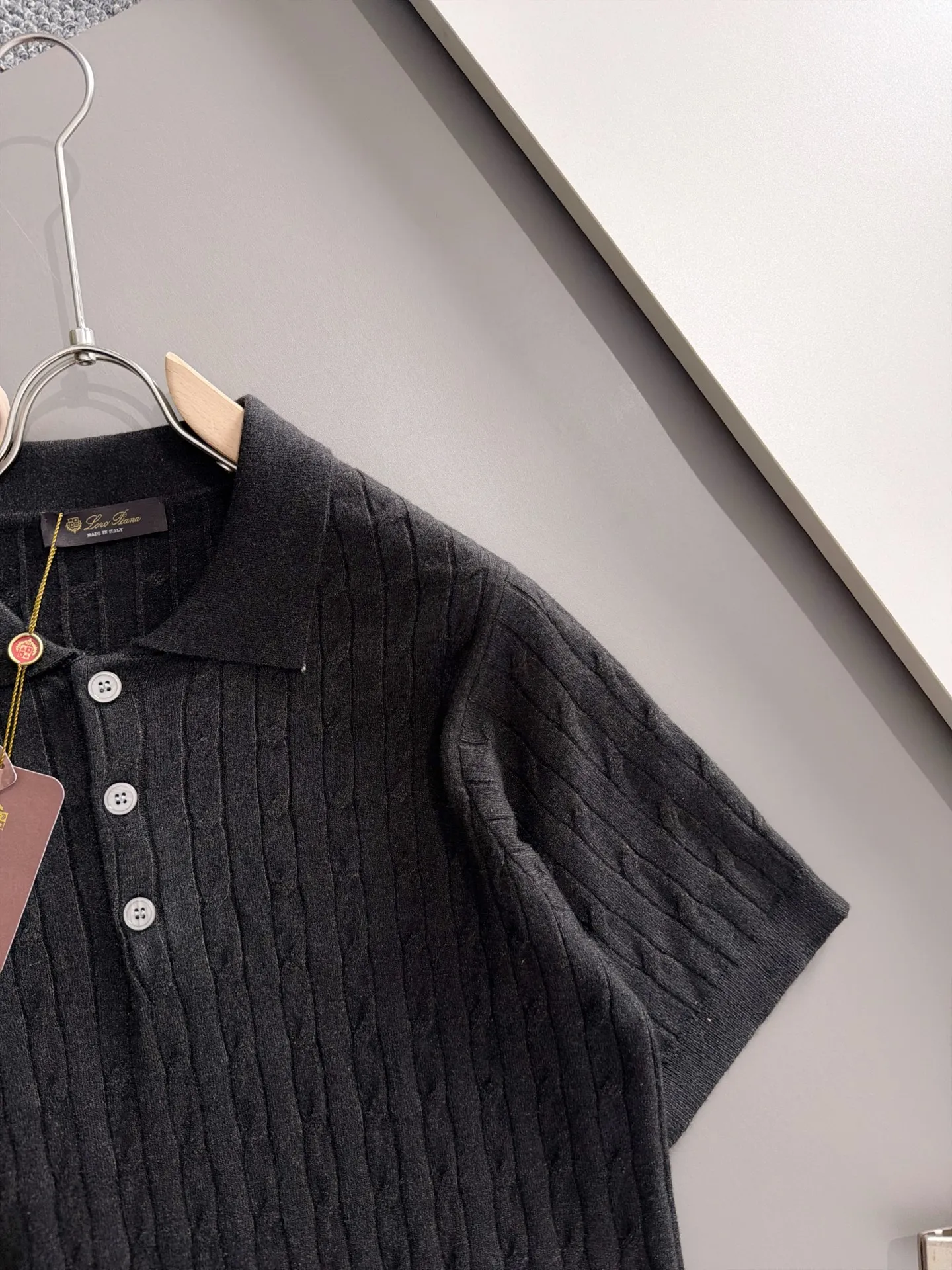 LP high quality Loro Piana 26ss New Arrival men's short-sleeved knitted T-shirt. Made of combed cotton yarn knitted cotton fabric, no pressure when entering and exiting the counter. Exclusive control of raw materials. It feels substantial when weighed, and the upper body is more textured than ordinary T-shirts. This texture can handle the weather easily and is suitable for both hot and cold! Loose fit design, looks noble. The only correct version is available Size: M to 3XL